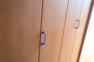 Vカット造作部材の用途例「クローゼット扉」の写真